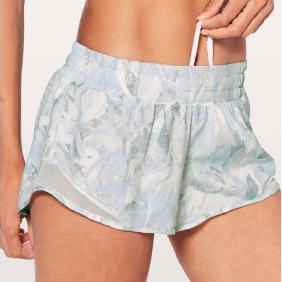 LULULEMON RARE Hotty Hot Short II *Long 4" - Picture 3 of 6